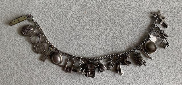 A storytelling world war charm bracelet - Chatteriz